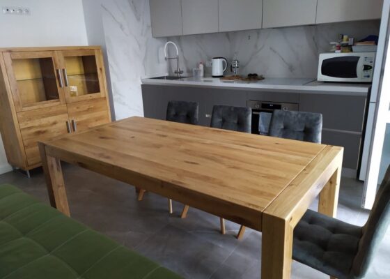 Дерев'яний кухонний стіл